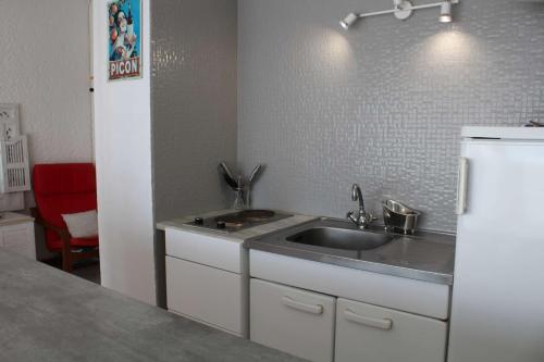 une cuisine avec un évier et un réfrigérateur dans l'établissement Appartement studio PORT LA NOUVELLE PN590-014, à Port-la-Nouvelle