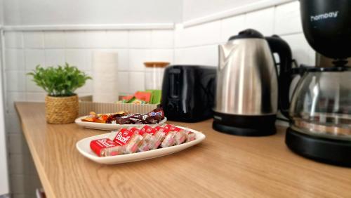 deux assiettes de nourriture sur un comptoir dans une cuisine dans l'établissement Spacieuce maison proche de Nausicaa, gare et remparts, 3 chambres, Free Parking, Netflix, Primes Video, Free Wifi, à Boulogne-sur-Mer