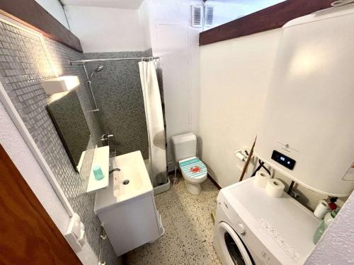 une petite salle de bain avec toilettes et lavabo dans l'établissement Appartement 2 pièces - Port La Nouvelle PN590-025, à Port-la-Nouvelle