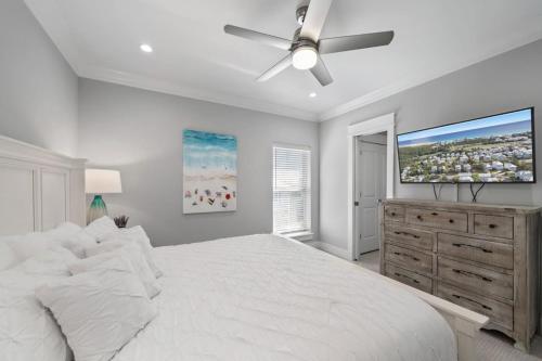 Voodi või voodid majutusasutuse Chic Coastal 5BR in Inlet Beach with Golf Cart and POOL toas
