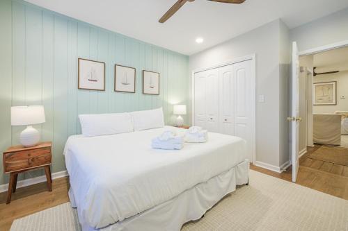 Una cama o camas en una habitación de The Bogard House 2BD and Free Parking