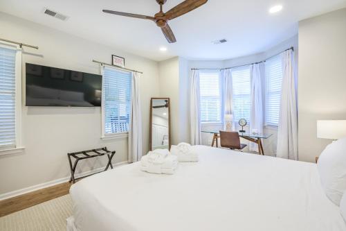 Una cama o camas en una habitación de The Bogard House 2BD and Free Parking