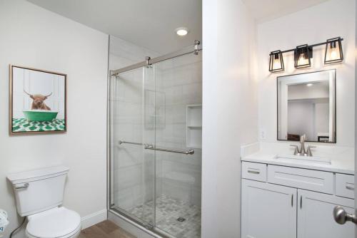 Ένα μπάνιο στο Cedar’s Condo - Modern Downtown Escape