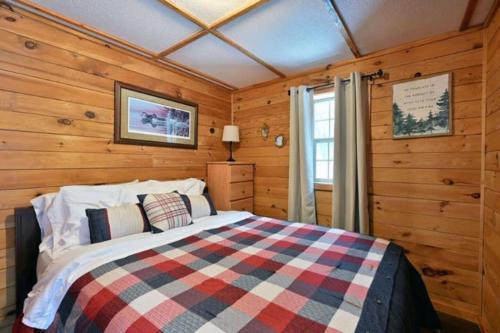 Ένα ή περισσότερα κρεβάτια σε δωμάτιο στο Cozy Hayward Moose Lake Getaway