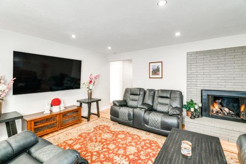a living room with two leather chairs and a fireplace at 2 Mi to Beach Home with Patio in Del Rey Oaks! in Del Rey Oaks