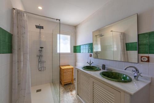 a bathroom with a green sink and a shower at Cortijo Cantarranas - Tarifa in Tarifa
