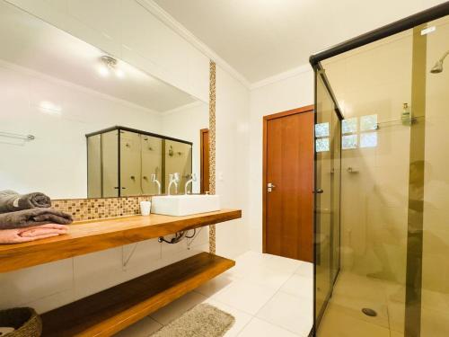 a bathroom with a sink and a shower at Casa espaçosa a apenas 30 minutos de SP in Sao Paulo