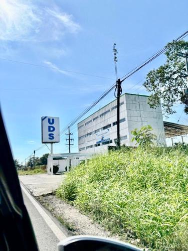 a building with a b sign on the side of a road at Loft teba near Tapachula airport in Tapachula