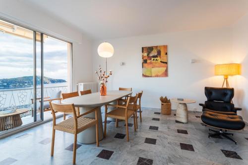 une salle à manger avec une table et des chaises dans l'établissement LE SAINT ESTEVE AP4435 By Riviera Holiday Homes, à Villefranche-sur-Mer