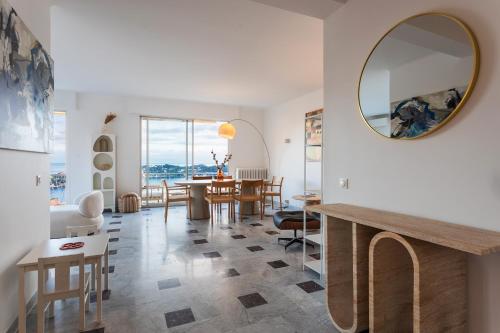 - un salon avec une table et un miroir dans l'établissement LE SAINT ESTEVE AP4435 By Riviera Holiday Homes, à Villefranche-sur-Mer
