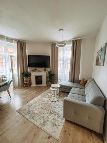 Stylish 1 bedroom plus office at amazing location