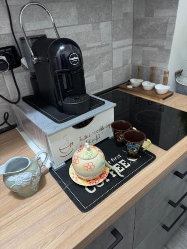 Dapur atau dapur kecil di Private Parking-Parthenope's House