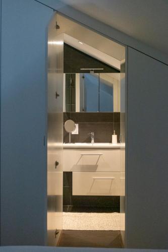 a bathroom with a sink and a mirror at Casa do Pátio do Tejo Nº8 in Sarilhos Pequenos