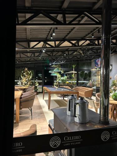 Una tienda con una mesa de ping pong en una habitación. en Celeiro Lake Village, en São Francisco de Paula