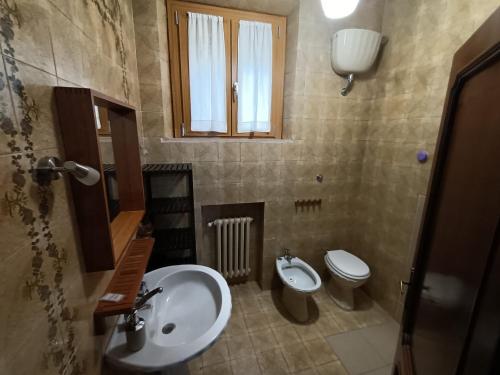 un baño con lavabo e inodoro en Casa SoleLuna, en Siena