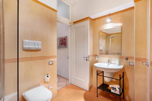 łazienka z umywalką, toaletą i lustrem w obiekcie B&B Verdi w mieście Salerno