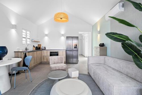 a living room with a couch and a kitchen at Casa Mahi Mahi (begane grond) in Kralendijk