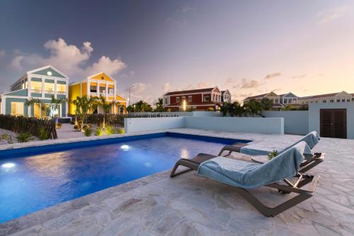 a villa with a swimming pool and a bed at Casa Mahi Mahi (begane grond) in Kralendijk