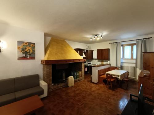 Una sala de estar con un sofá y una chimenea. en Casa SoleLuna, en Siena