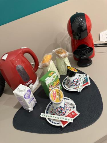 un tavolo con teiera e tazze sopra di Residenza De Rose 2 a Cosenza