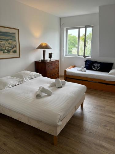 une chambre avec deux lits et une fenêtre dans l'établissement Tourgeville residence de standing, à Tourgéville