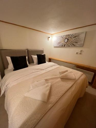 Кровать или кровати в номере Wishing Stars Luxury Experience Livadi Arachova