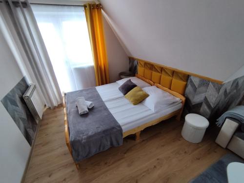 a small bedroom with a bed and a window at Tatrzańska Panorama in Gliczarów
