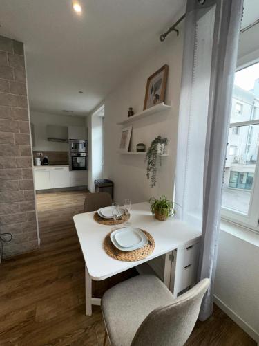 une table blanche avec une plaque dans une pièce dans l'établissement # Le 2 # Très Beau T3 1er étage tout confort, neuf, Mulhouse centre, à Mulhouse