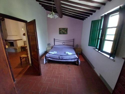 a bedroom with a bed in the middle of a room at Podere Santa Giulia - casale Francianina in Piombino