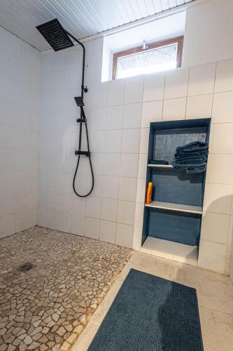 une salle de bain avec une douche avec une porte vitrée dans l'établissement gîte La Ferrandière Berson Blaye Bordeaux Gironde, à Berson