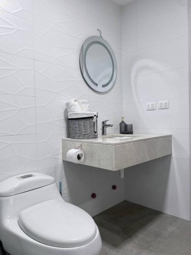 Un baño de Lujoso depa con vista a todo Guayaquil!