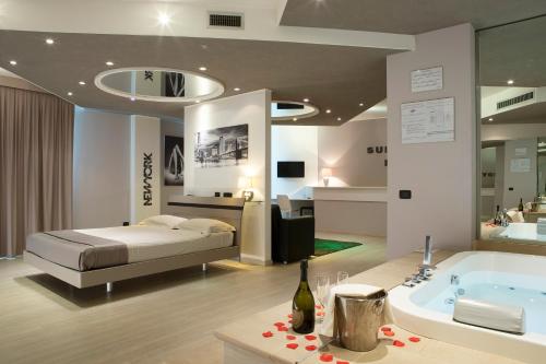 a bedroom with a bed and a bath tub at Motel Soignè in Mapello