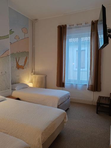 une chambre d'hôtel avec deux lits et une fenêtre dans l'établissement Hotel de France, à Narbonne