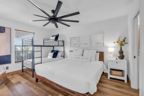 ネープルズにあるRemodeled Luxury Condo with Lake Viewsのベッドルーム1室(ベッド1台、シーリングファン付)