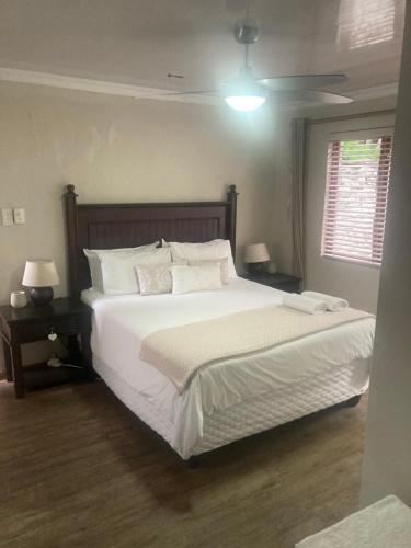 Postel nebo postele na pokoji v ubytování Tinroofs Cottage