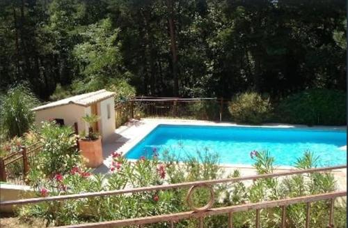 Maison calme sur terrain arboré et piscine privée