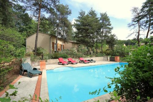 Bazén v ubytování Maison calme sur terrain arboré et piscine privée nebo v jeho okolí