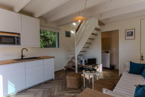 Il comprend une cuisine et un salon avec un escalier en colimaçon. dans l'établissement 300 m de la mer - Maison pour 4 avec jardin, à Penvénan