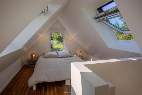 - une chambre blanche mansardée dans l'établissement 300 m de la mer - Maison pour 4 avec jardin, à Penvénan