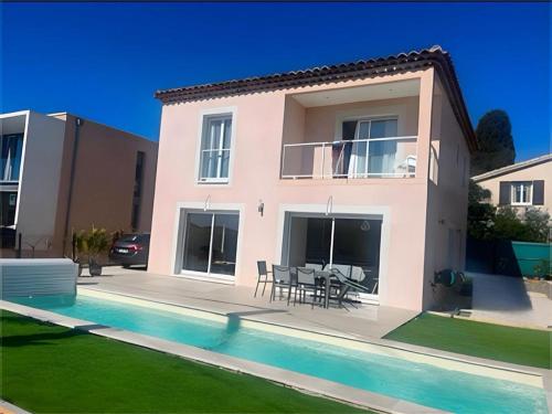 une maison avec une piscine devant dans l'établissement Villa Ischia Vue Mer, à Bandol