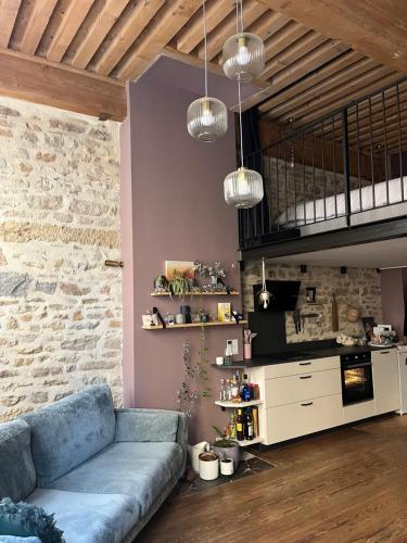 un salon avec un canapé bleu et une cuisine dans l'établissement Appartement de canut, à Lyon