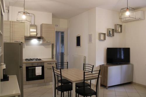 une cuisine avec une table et des chaises dans une pièce dans l'établissement Blackstone Apartment, à Varazze