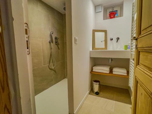 une salle de bain avec douche et lavabo dans l'établissement La Magnanerie 1818 Luberon proche Gordes, Roussillon, à Saint-Saturnin-lès-Apt