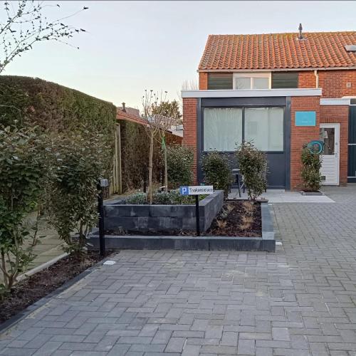a house with a garden in front of it at 't Vakansie'uus in Serooskerke