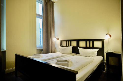 Postel nebo postele na pokoji v ubytování Hotel Pension Bernstein am Kurfürstendamm