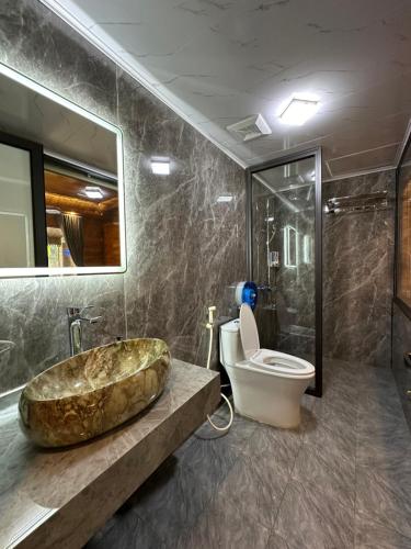 Ванная комната в HoangLong Riverside Homestay