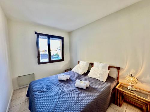 une chambre avec un lit avec deux serviettes dessus dans l'établissement Belle terrasse apercu mer NAF568, à Cannes