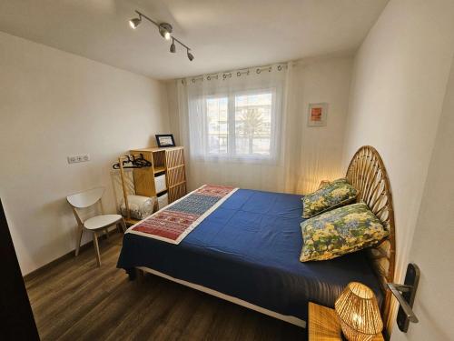 une chambre avec un grand lit et une fenêtre dans l'établissement Bel appartement, climatisation, WIFI, plage et commerces à pied, à La Seyne-sur-Mer