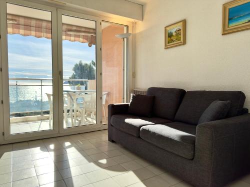 d'un salon avec un canapé et un balcon. dans l'établissement Vogue By SCLS Locations, à Cannes