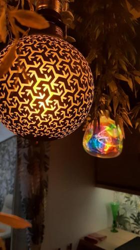 una lámpara con una sombra estampada y una bombilla en Neo-retro sixties, en Dunkerque